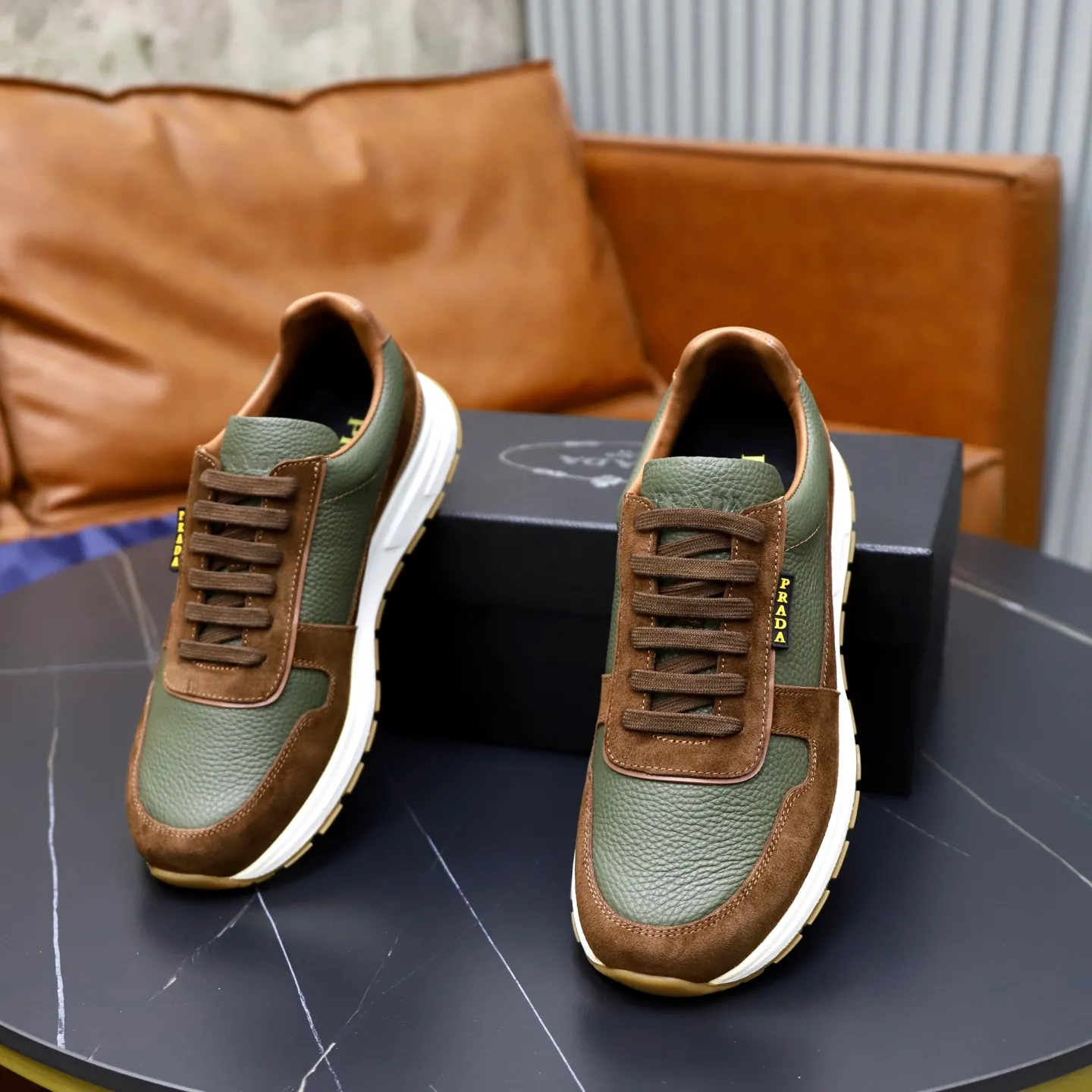 Factory price: 740💰Top original order Brand: PRADA (Prada) Standard code: Men's size 38/44 (45 can be customized) Grade: Same as the official website Material: Original cowhide stitching imported cowhide lining Original combination two-color wear-resistant soft outsole Style category: Leisure and sports version Young fashion European and American trend British style Color: Real picture color